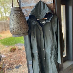 Rains Raincoat, Olive Green, Size: M.